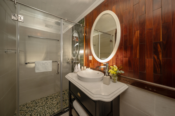 APT Guided Tours & River Cruises Au Co Executive Cabin Bathroom ©Mailan &Au Co.jpg
